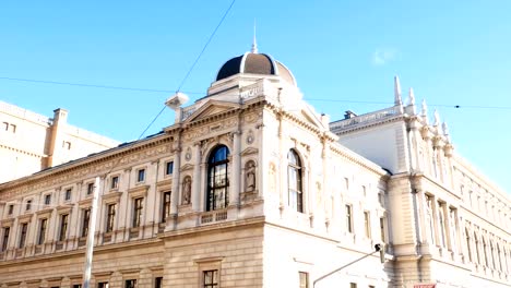 tracking-shot-on-the-city-hall,-Vienna