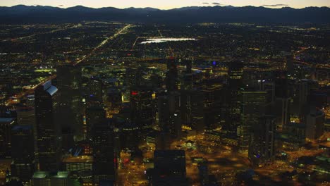 Vista-aérea-del-centro-de-la-ciudad-edificios-de-Denver-en-la-noche