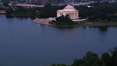 Volando-sobre-el-lavabo-de-marea-hacia-el-monumento-a-Jefferson.