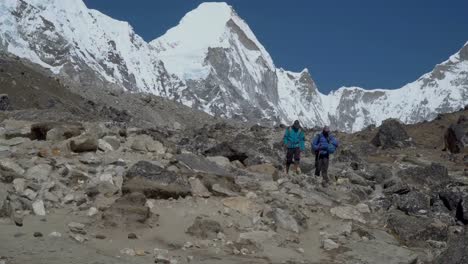 Tourist-and-porter-in-the-Himalayas