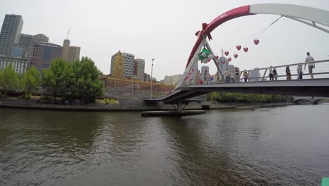 Southbank-puente-peatonal-sobre-el-río-Yarra-en-Melbourne-Australia