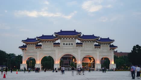 Timelapse-de-4K.-Atardecer-en-el-Salón-Memorial-de-Chiang-Kai-Shek.-La-puerta-principal-en-la-noche-con-desconocidos-turistas-caminando.