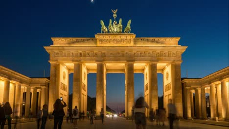 4-K-Zeitraffer-Video-des-Brandenburger-Tors-bei-Sonnenuntergang,-Berlin,-Brandenburg,-Germany