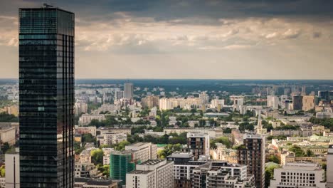 Zeit-Ablauf-von-Warschau-Stadt-mit-schönen-Wolken-und-Sonnenstrahlen