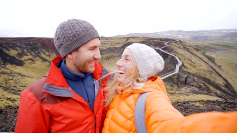 Pareja-joven-teniendo-selfie-en-el-área-del-cráter-del-volcán,-Islandia