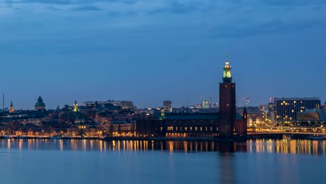 Stockholm-City-Skyline-von-Tag-zu-Nacht-Zeitraffer-am-Rathaus-von-Stockholm,-Stockholm-Schweden-4K-Zeitraffer