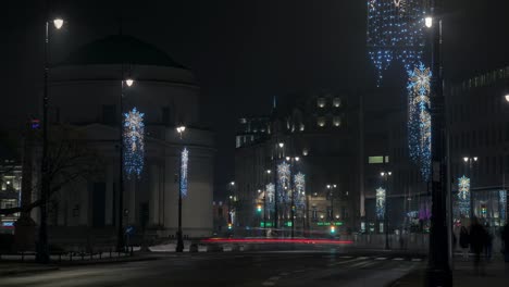 Nacht-Zeitraffer-von-drei-Kreuze-Square-mit-Weihnachtsschmuck-in-Warschau-(Schieberegler)