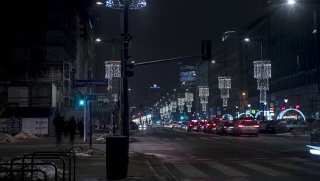 Lapso-de-tiempo-noche-de-ajetreado-cruce-con-decoraciones-de-la-Navidad