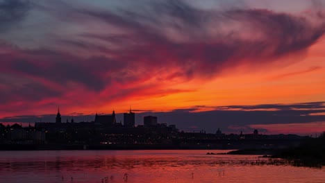 Zeit-Ablauf-der-Warschauer-Altstadt-mit-Weichsel-bei-Sonnenuntergang