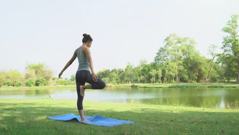 Mujer-asiática-joven-yoga-al-aire-libre-mantenga-la-calma-y-medita-mientras-practicaba-yoga-para-explorar-la-paz-interior.-Yoga-y-la-meditación-tienen-beneficios-para-la-salud.-Yoga-deporte-y-sano-concepto-de-estilo-de-vida.