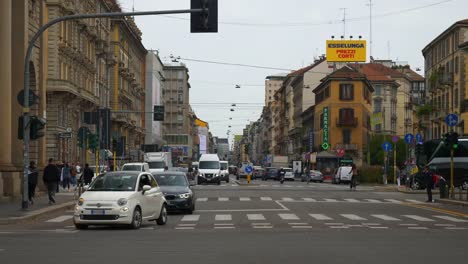 Italien-Tag-Zeit-Mailand-Stadt-Verkehr-Straße-quadratische-Slow-Motion-Panorama-4k