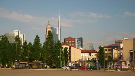 Italien-Mailand-Sonnentag-berühmte-moderne-Block-Gebäude-Zeitlupe-Stadtpanorama-4k