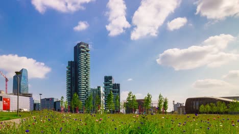 Italia-día-soleado-Milán-ciudad-edificios-modernos-famosos-Parque-panorama-4k-timelapse