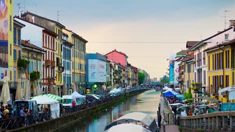 Italia-día-lluvioso-Milán-ciudad-canal-famoso-fin-de-semana-mercado-panorama-4k-timelapse