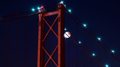 Timelapse-del-Eclipse-Lunar-con-luna-de-sangre-en-la-torre-del-puente-de-Ponte-25-de-Abril-en-la-noche