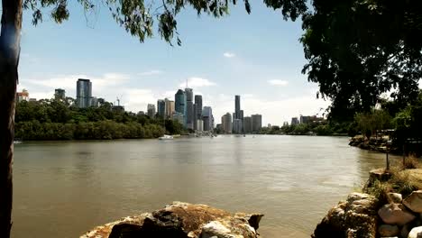 vista-del-río-nivel-del-río-brisbane,-enmarcado-por-árboles-en-queensland