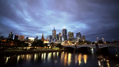 Ultra-amplia-vista-de-la-ciudad-de-melbourne-y-Río-de-yarra-al-atardecer