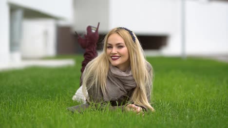 schöne-blonde-Mädchen-im-park