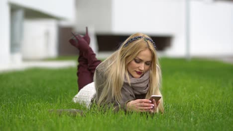 beautiful-blonde-girl-walking-in-the-park