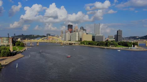 Vista-aérea-hacia-adelante-lentamente-creciente-de-Pittsburgh