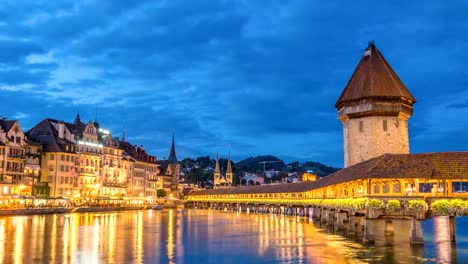 Día-de-skyline-de-la-ciudad-de-Lucerna-en-timelapse-de-la-noche-en-el-puente-de-la-capilla,-Lucerna-(Luzern),-lapso-de-tiempo-de-4K-de-Suiza