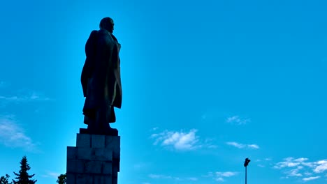 LAPSO-de-tiempo:-Cielo,-nubes-flotan-en-el-cielo-en-el-monumento-de-Vladimir-Lenin.