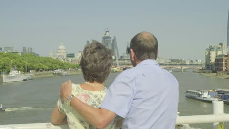 Pareja-senior-activo-mirando-un-mapa-de-Londres