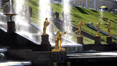 fuente-grande-con-estatuas-doradas