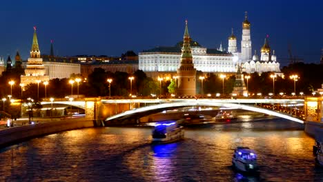 Nacht-Hyperlapse-der-Moskauer-Kreml-und-Moskwa-Fluss-mit-Kreuzfahrtschiffen,-Russland