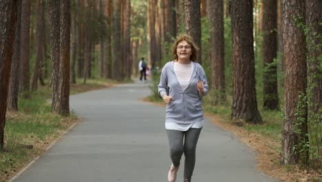 Ältere-Frau-im-Park-joggen