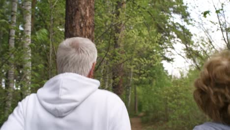 Ältere-Frau-im-Park-joggen