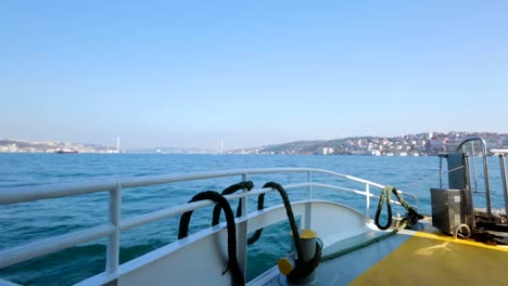 Vessel-sailing-on-sea-towards-healthcare-resort-on-horizon,-tourist-transport