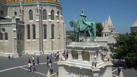 Budapest,-Ungarn.-Panorama-Blick-auf-den-Platz-in-der-Nähe-der-Kirche-St.-Matthias-und-Denkmal-des-St.-Istvanu