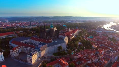 Flug-über-die-Prager-Burg,-Sitz-des-Präsidenten,-alte-Rote-Dächer,-Blick-auf-die-Stadt-von-oben