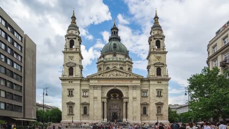 Vídeo-de-lapso-de-tiempo-de-la-Basílica-de-San-Esteban-en-Budapest,-Hungría.