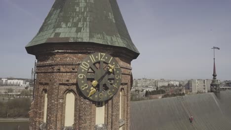 Reloj-de-estilo-medieval-con-oro-sol-y-Luna.