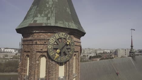 Uhr-im-mittelalterlichen-Stil-mit-goldenen-Sonne-und-Mond.