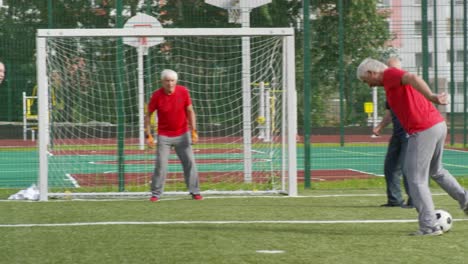 Amigos-Senior-activadas-jugando-al-fútbol