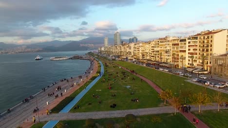 Izmir-Square-Drohne,-Stadtplatz-von-von-Drohne,-Sonnenuntergang