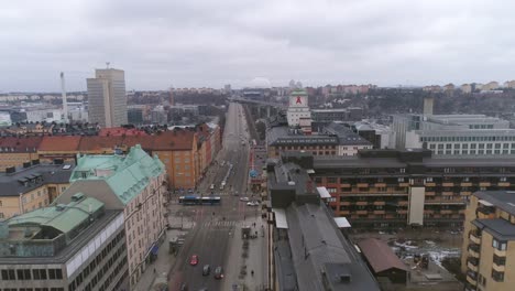 Luftaufnahme-von-Stockholm-Södermalm.-Drone-Schuss-über-Stadtstraße-in-Stockholm,-Schweden