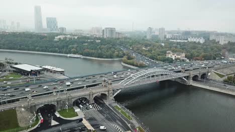 Luftaufnahme-des-Verkehrs-auf-ein-Auto-und-Bahn-Brücke-in-Großstadt