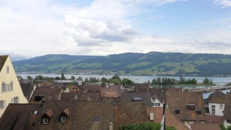 Rapperswil-Schweiz-Dächer-und-Landschaft