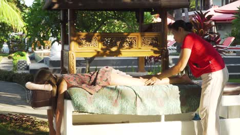 Frau-tut-Massage-Mädchen-in-Asien.-Bali,-Indonesien