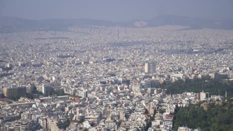 Vista-aérea-de-los-tejados-y-casas-en-Atenas,-Grecia.