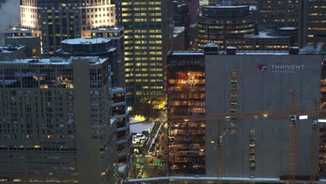 Straßen-von-Minneapolis-in-der-Nacht---Antenne