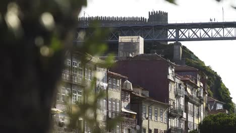 Fassade-eines-Wohnhauses-in-Porto