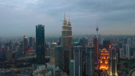 antena-centro-de-Crepúsculo-al-atardecer-la-iluminación-kuala-lumpur-Malasia-panorama-4k