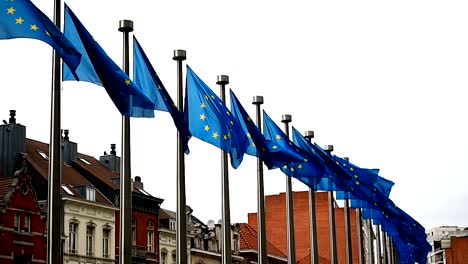 Europäische-Union-Flaggen-vom-Wind-außerhalb-des-Gebäudes-des-Europäischen-Rates