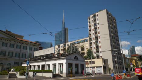 Milan-City-Day-Zeitverkehr-Platz-Innenstadt-Blick-auf-Zeitlupe-Panorama-4k-italy