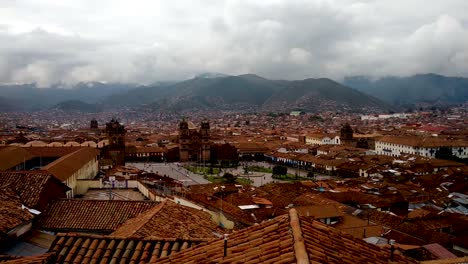 Vista-panorámica-de-la-ciudad-Plaza-de-armas-de-Cusco-con-la-gente-que-camina-en-él